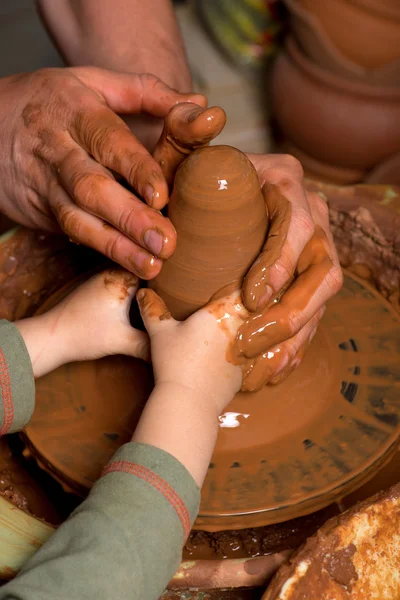 Handen van een pottenbakker, het creëren van een aarden kruik — Stockfoto