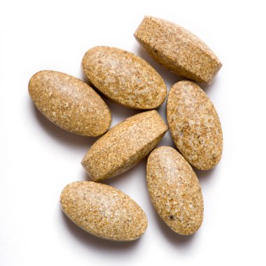 Beyaz arka planda izole edilmiş haplar