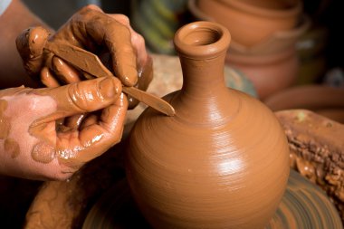 Çömlekçinin elleri, toprak kavanozu yaratıyor.