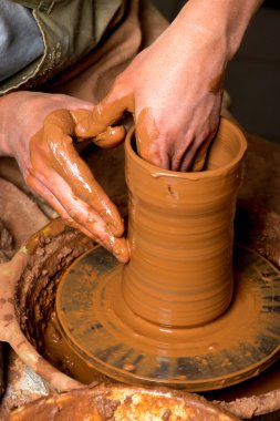 Çömlekçinin elleri, toprak kavanozu yaratıyor.