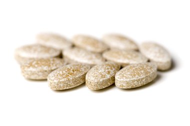 Beyaz arka planda izole edilmiş haplar