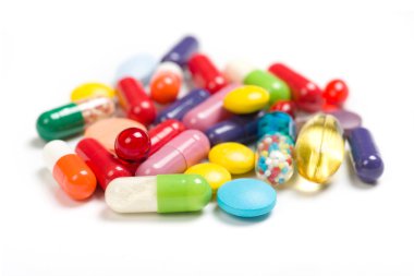 Beyaz arka planda izole edilmiş haplar