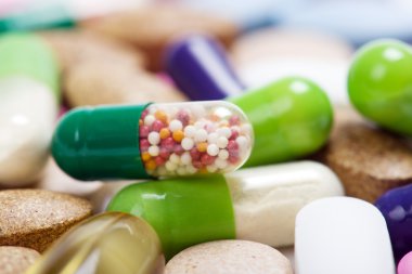 Beyaz arka planda izole edilmiş haplar