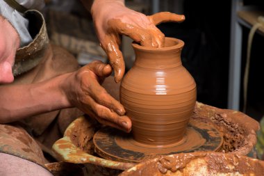 Çömlekçinin elleri, toprak kavanozu yaratıyor.