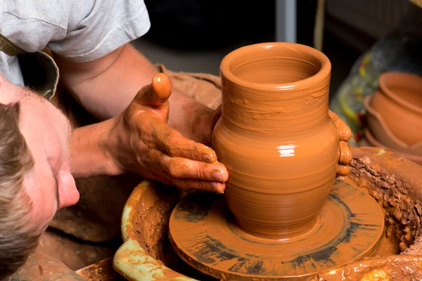 Mani di un vasaio, creando un vaso di terra — Foto Stock