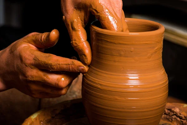 Manos de un alfarero, creando un frasco de barro — Foto de Stock