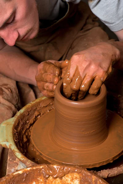 Handen van een pottenbakker, het creëren van een aarden kruik — Stockfoto