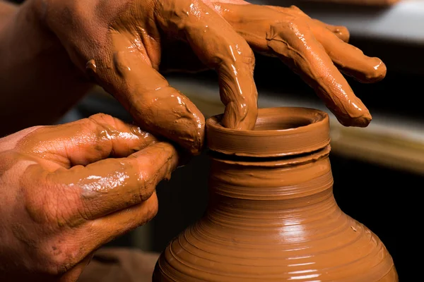 Manos de un alfarero, creando un frasco de barro — Foto de Stock