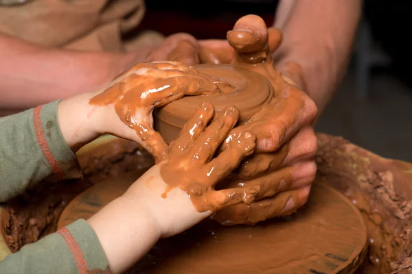 Hands of a potter, creating an earthen jar — Stock Photo, Image