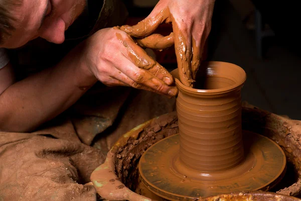 Handen van een pottenbakker, het creëren van een aarden kruik — Stockfoto