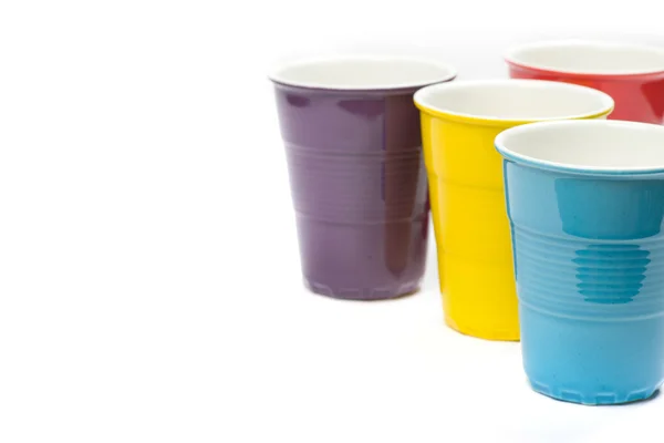 Разноцветные чашки — стоковое фото