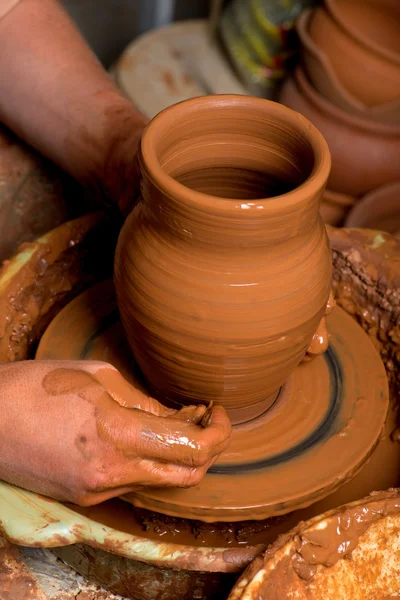 Manos de un alfarero, creando un frasco de barro — Foto de Stock