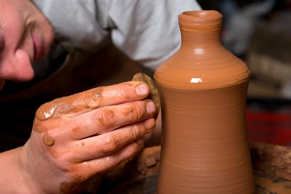 Manos de un alfarero, creando un frasco de barro — Foto de Stock