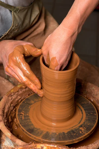 Manos de un alfarero, creando un frasco de barro — Foto de Stock