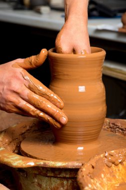 Çömlekçinin elleri, toprak kavanozu yaratıyor.