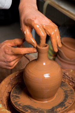 Çömlekçinin elleri, toprak kavanozu yaratıyor.