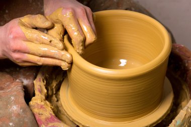 Çömlekçinin elleri, toprak kavanozu yaratıyor.