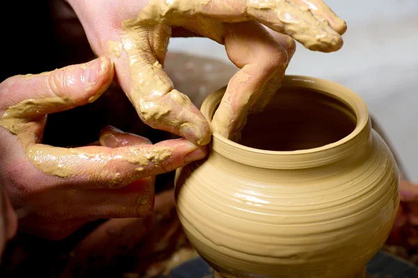 Handen van een pottenbakker, het creëren van een aarden kruik — Stockfoto