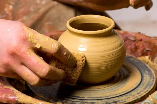 Manos de un alfarero, creando un frasco de barro — Foto de Stock