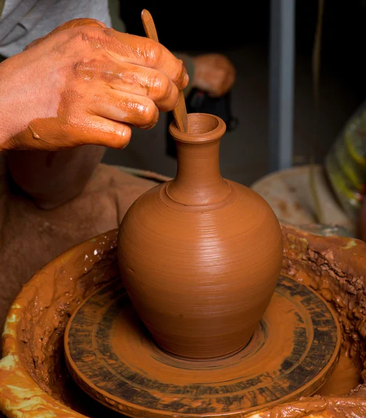 Mani di un vasaio, creando un vaso di terra — Foto Stock