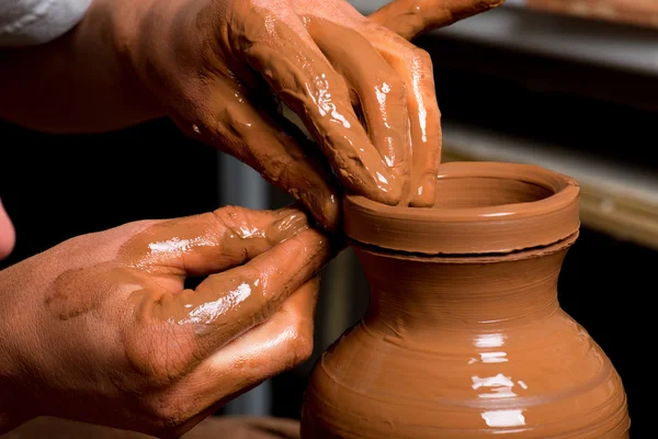 Handen van een pottenbakker, het creëren van een aarden kruik — Stockfoto