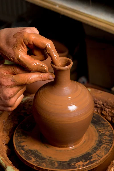 Manos de un alfarero, creando un frasco de barro — Foto de Stock