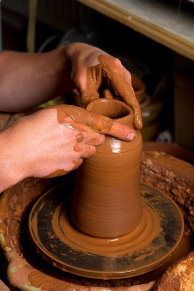 Manos de un alfarero, creando un frasco de barro — Foto de Stock