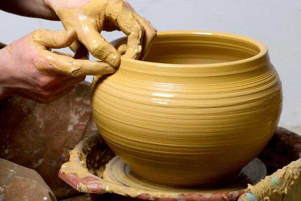 Mani di un vasaio, creando un vaso di terra — Foto Stock