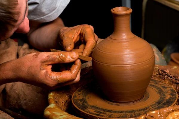 Manos de un alfarero, creando un frasco de barro — Foto de Stock