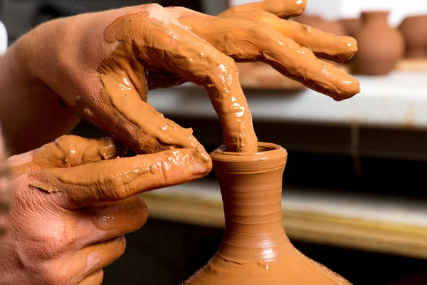 Handen van een pottenbakker, het creëren van een aarden kruik — Stockfoto