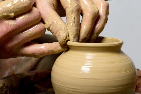 Handen van een pottenbakker, het creëren van een aarden kruik — Stockfoto