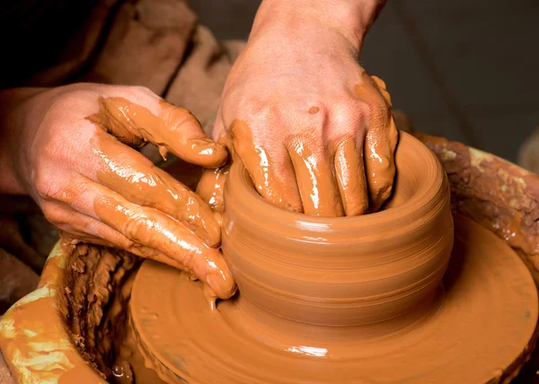 Mãos de um oleiro, criando um jarro de barro — Fotografia de Stock