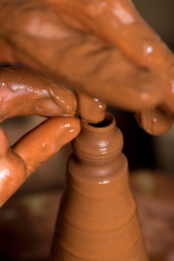 Çömlekçinin elleri, toprak kavanozu yaratıyor.