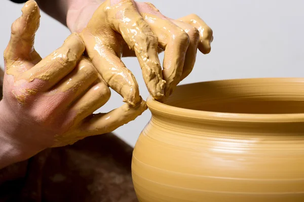 Handen van een pottenbakker, het creëren van een aarden kruik — Stockfoto