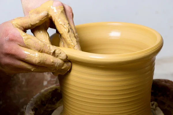 Handen van een pottenbakker, het creëren van een aarden kruik — Stockfoto