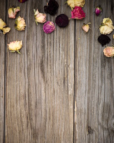 Roses sèches sur fond vieux bois avec espace de copie — Photo