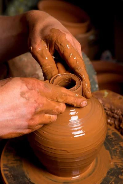 Handen van een pottenbakker, het creëren van een aarden kruik — Stockfoto