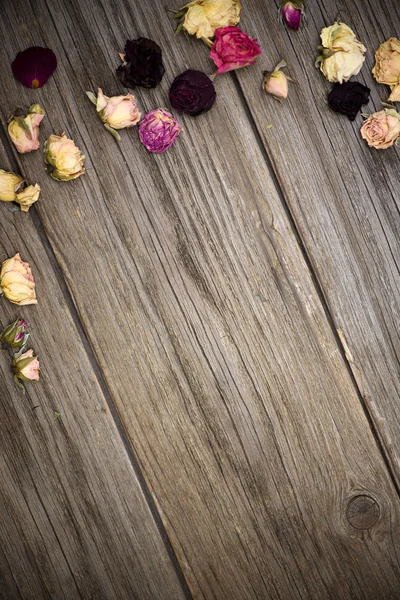 Rosas secas no fundo de madeira velha com espaço de cópia — Fotografia de Stock