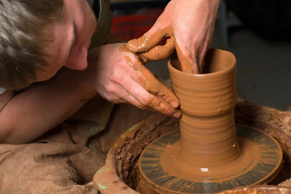 Handen van een pottenbakker, het creëren van een aarden kruik — Stockfoto