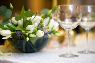 Çiçekli düğün masası.