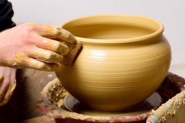 Çömlekçinin elleri, toprak kavanozu yaratıyor.