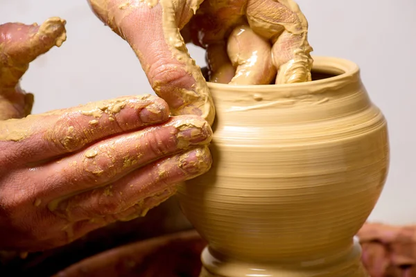 Manos de un alfarero, creando un frasco de barro — Foto de Stock