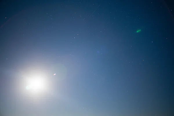 太陽と黒の背景上の太陽光線 — ストック写真