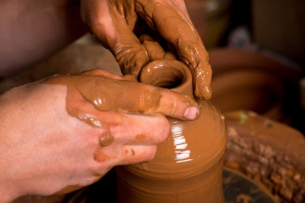 Handen van een pottenbakker, het creëren van een aarden kruik — Stockfoto