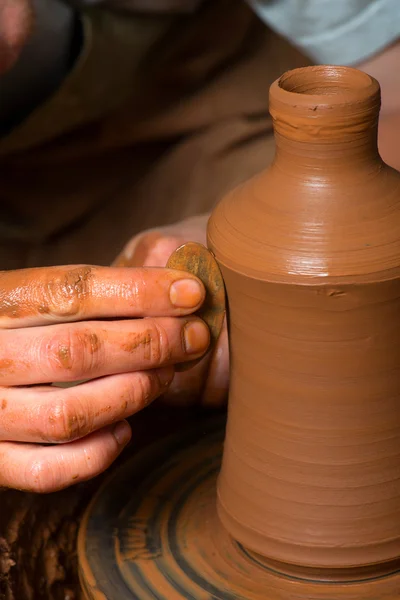 Mani di un vasaio, creando un vaso di terra — Foto Stock