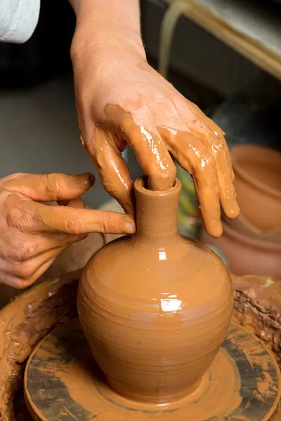 Mani di un vasaio, creando un vaso di terra — Foto Stock