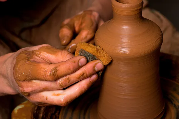 Manos de un alfarero, creando un frasco de barro — Foto de Stock