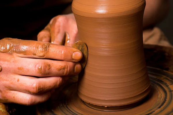 Manos de un alfarero, creando un frasco de barro — Foto de Stock