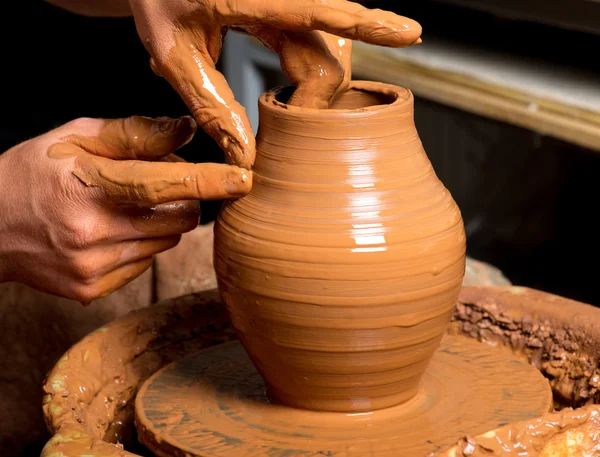 Çömlekçinin elleri, toprak kavanozu yaratıyor.