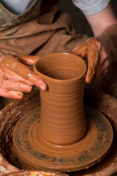 Handen van een pottenbakker, het creëren van een aarden kruik — Stockfoto